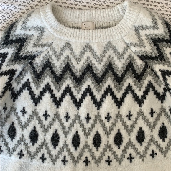 White patterned sweater - Picture 2 of 2
